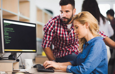 軟件開發(fā)人員在項目上工作