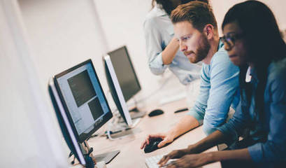 軟件開發(fā)人員在項(xiàng)目上工作